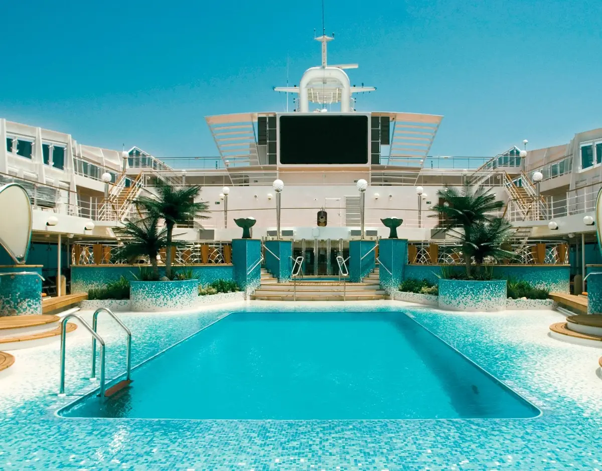 Piscina Copacabana do MSC Musica